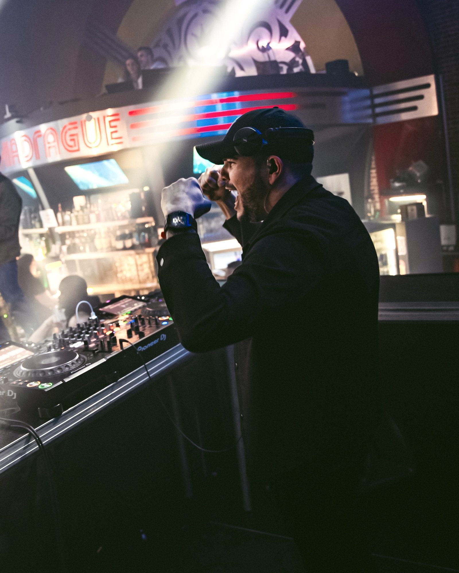 Piste de danse animée et illuminée pendant un set house techno de JO PREX