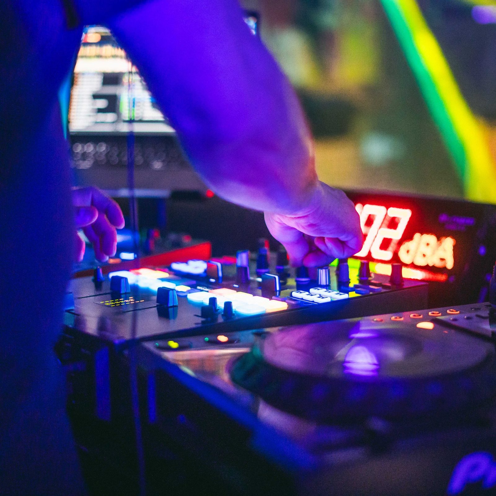 Platines vinyles et équipement de mixage de JO PREX en prestation live