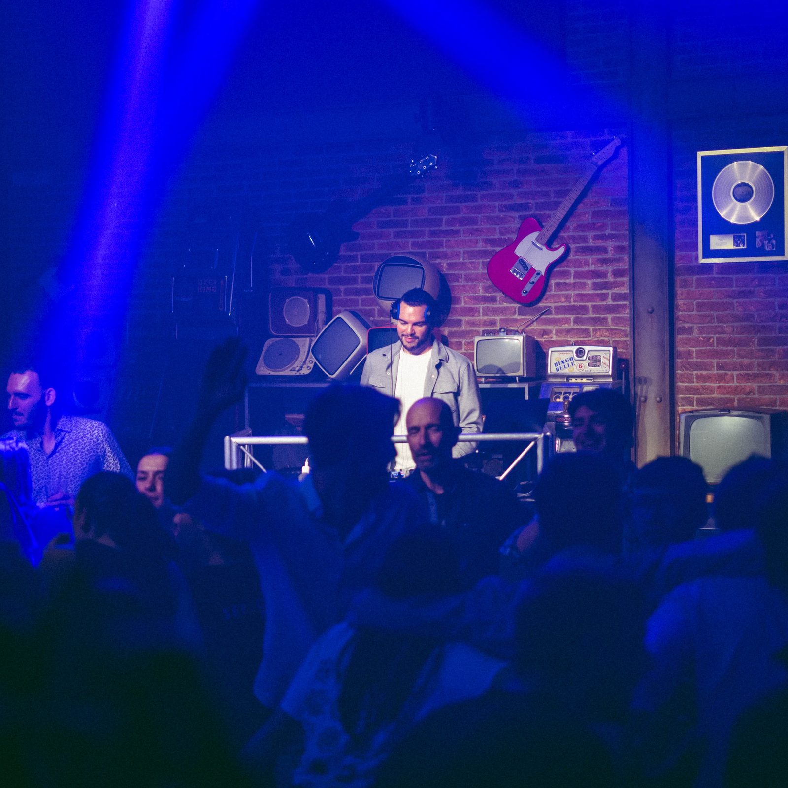 JO PREX manipulant le contrôleur DJ en studio de production musicale