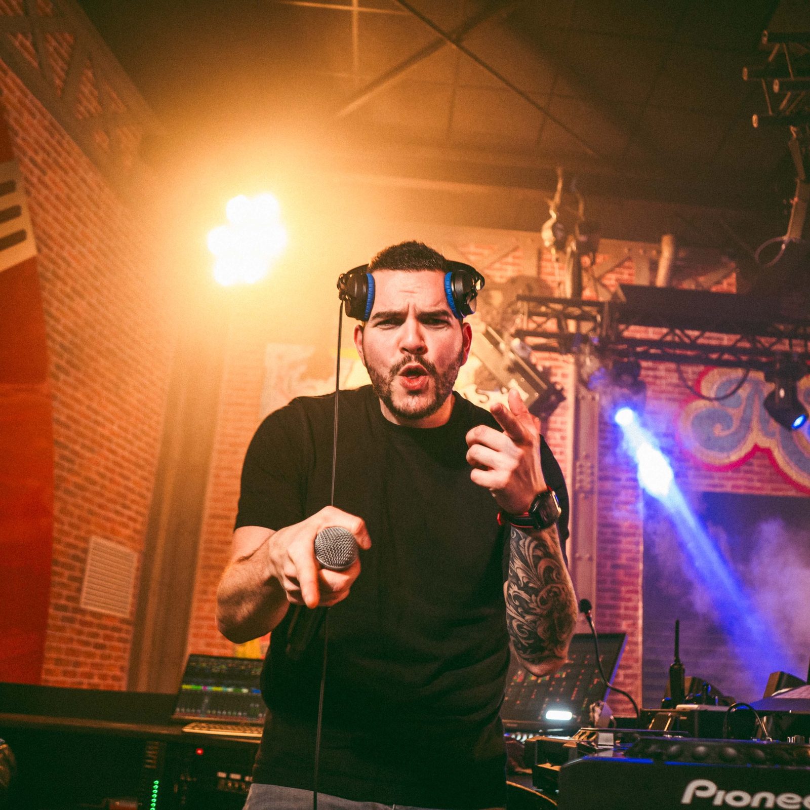 JO PREX aux platines lors d'un mix live à Nantes