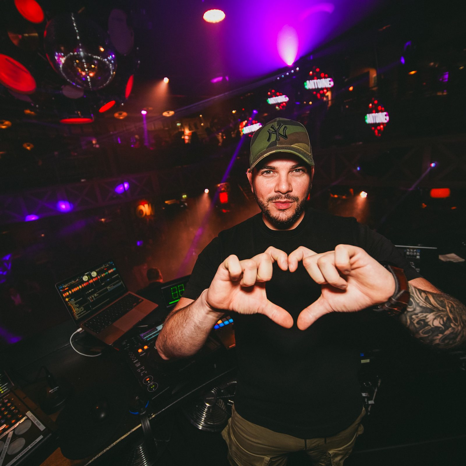 Ambiance de clubbing premium avec public sous les projecteurs lors d'un événement JO PREX